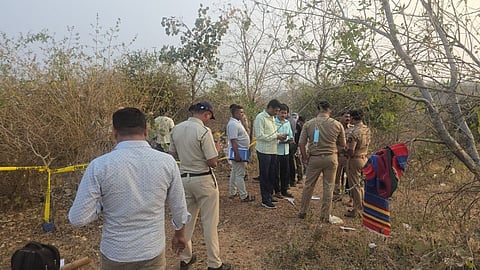 Jalgaon Crime : बियरची बाटली...महिलेचा जळालेला मृतदेह; पद्यालय मंदिराजवळील जंगलातील घटना, जळगाव हादरला