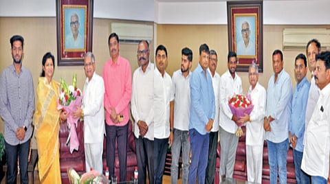 कोल्हापूर ः 1) नूतन महापौर रूपाराणी निकम यांनी दैनिक ‘पुढारी’चे मुख्य संपादक डॉ. प्रतापसिंह जाधव यांची भेट घेऊन आशीर्वाद घेतले. शेजारी माजी नगरसेवक महेश वासुदेव, उत्तम पाटील, दादासो गेजगे. 2) नूतन उपमहापौर अक्षय जरग यांनी डॉ. प्रतापसिंह जाधव यांची भेट घेऊन आशीर्वाद घेतले. शेजारी जनसुराज्य शक्ती पक्षाचे प्रदेशाध्यक्ष समीत कदम, युवराज बचाटे, राजेंद्र पाटील, आशिष शेट्टी, शिव भोसले, प्रसाद कुलकर्णी, समीर मालगावे, आदित्य साळुंके आदी.