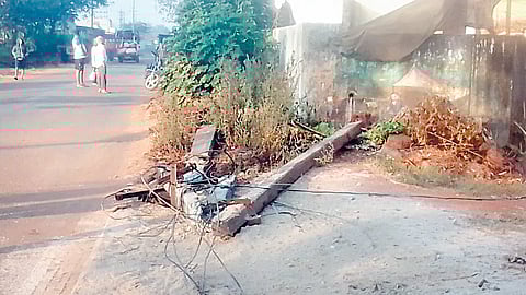 Vehicle collision: वाहनाच्या धडकेत वीजखांब भुईसपाट