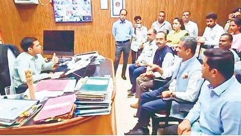 Flower traders : आता फूल व्यापारीही आमनेसामने