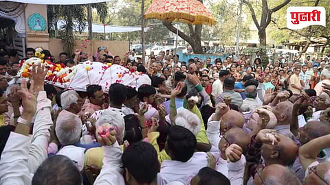 धर्मभास्कर सद्गुरुदास महाराज पंचत्वात विलीन झाले यावेळी अंत्यदर्शनासाठी हजारो भाविकांची गर्दी केली होती