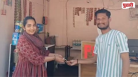 निपाणी : आयुषी खोडा यांचे हरवलेले बांगडी परत देताना प्रदीप येजरे