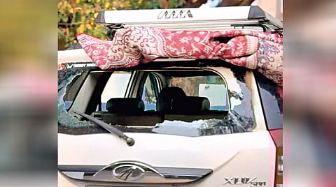 कोल्हापूर : नागाळा पार्क येथे माथेफिरूने केलेल्या दगडफेकीत चारचाकींचे नुकसान झाले.