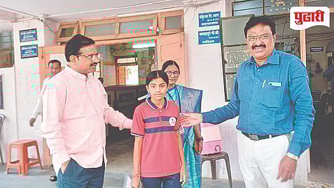 Solapur News : पेपर लिहिला अन् ती गेली वडिलांच्या अंत्यविधीला