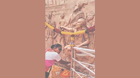 Fruit vendor pays respect to Shivaji