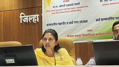 Raksha Khadse Angry on Officials