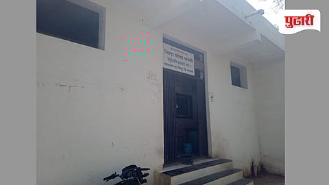 Parbhani Vet Hospital news | चारठाणा पशुवैद्यकीय दवाखाना 'सलाईन'वर; डॉक्टर, सेवकाअभावी १३ गावांतील पशुधनाची हेळसाड