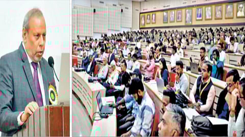 कोल्हापूर : शिवाजी विद्यापीठात आयोजित तीन दिवसीय राष्ट्रीय अर्थमिती परिषदेत बोलताना पंतप्रधान कार्यालयाच्या आर्थिक सल्लागार समितीचे अध्यक्ष डॉ. एस. महेंद्र देव. समोर उपस्थित शिक्षक, अर्थशास्त्रज्ञ, संशोधक, विद्यार्थी.