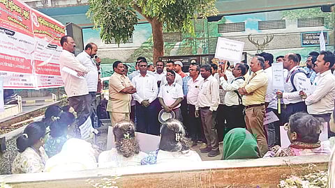 Municipal workers protest