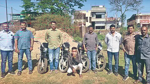 कोल्हापूर : स्थानिक गुन्हे अन्वेषणच्या पथकाने बालिंगा येथून सराईत दुचाकी चोरट्यास अटक केली.