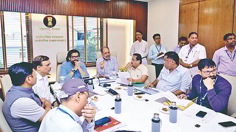 मुंबई : कोल्हापूर व कोकण जोडणारे नवीन तीन घाट रस्ते करावेत, यासाठी मंत्रालयात झालेल्या बैठकीत मंत्री शिवेंद्रराजे भोसले यांच्याशी चर्चा करताना आमदार डॉ. विनय कोरे, आमदार चंद्रदीप नरके, आमदार किरण सामंत व अधिकारी.