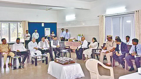 कोल्हापूर ः विमानतळाच्या विकासासाठी आयोजित सल्लागार समितीची बैठक खासदार शाहू महाराज यांच्या अध्यक्षतेखाली घेण्यात आली. यावेळी उपस्थित खासदार व विमानतळ अधिकारी.