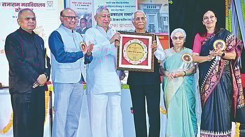 कोल्हापूर : राजाराम महाविद्यालयाचा जीवनगौरव पुरस्कार मेजर जनरल शशिकांत पित्रे व सौ. पित्रे यांना प्रदान करताना खा. शाहू महाराज, माजी कुलगुरू डॉ. माणिकराव साळुंखे. समवेत प्राचार्य डॉ. अनिता बोडके, प्राचार्य दिनकर पाटील आदी.