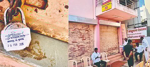 आदमापूर : श्री बाळूमामा देवालय विश्वस्त मंडळाच्या नियोजित बैठकी दिवशी मुख्य कार्यालयाला लावलेले कुलूप, तर दुसर्या छायाचित्रात कार्यालयास कुलूप असल्याने कार्याध्यक्ष लक्ष्मण होडगे गटाची बैठक कार्यालयाच्या दारात खुर्च्या टाकून घ्यावी लागली.