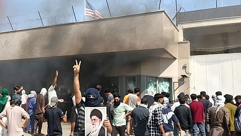 Ayatollah Khamenei death |खामेनींच्या मृत्यूनंतर पाकिस्तानात अमेरिकन दूतावासावर हल्ला, गोळीबारात १० आंदोलकांचा मृत्यू