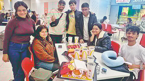 दुबई ः विमानसेवा ठप्प झाल्यामुळे दुबई विमानतळावर अडकलेले कोल्हापूरचे विद्यार्थी.