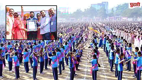 गिनीज वर्ल्ड रेकॉर्डचे अधिकारी स्वप्नील डांगरेकर यांच्या हस्ते आमदार रविंद्र चव्हाण यांच्या सुविद्य पत्नी सुहासी चव्हाण यांनी वर्ल्ड रेकॉर्डचे प्रमाणपत्र आणि पदक स्वीकारताना