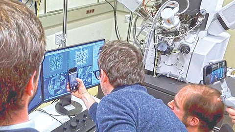 world's smallest QR code |