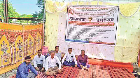 Jalna school staff protest