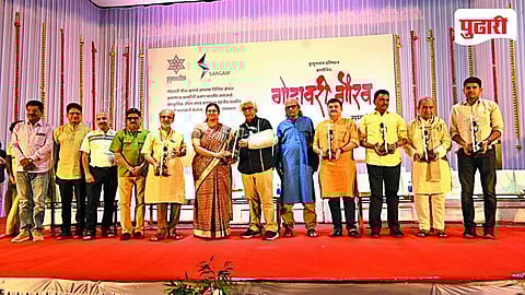 नाशिक : कुसुमाग्रज प्रतिष्ठानचे अध्यक्ष साहित्यिक वसंत आबाजी डहाके यांच्या हस्ते पुरस्कार प्रदान करण्यात आलेले पुरस्कारर्थी डॉ. अनिरुद्ध पंडित, आशिष माने, चंद्रमोहन कुलकर्णी, सयाजी शिंदे, प्रशांत दामले, उस्मान खान. समवेत महापौर हिमगौरी आहेर - आडके.