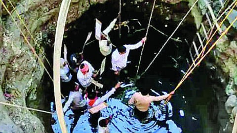 Farmers protest in well Hingoli