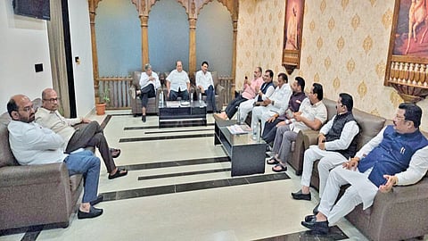 कोल्हापूर : जिल्हा परिषद सत्तावाटपाच्या फॉर्म्युुल्याबाबत बैठकीत मंत्री चंद्रकांत पाटील, हसन मुश्रीफ, पालकमंत्री प्रकाश आबिटकर आणि महायुतीचे इतर नेते.