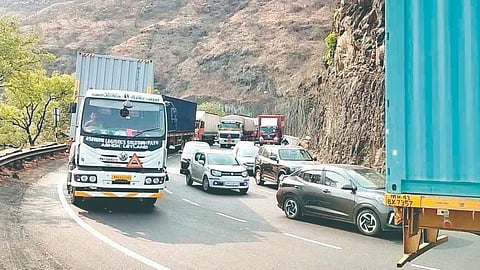Khambatki Ghat traffic: खंबाटकी घाटात ट्रक बंद पडल्याने वाहतूक धिम्या गतीने