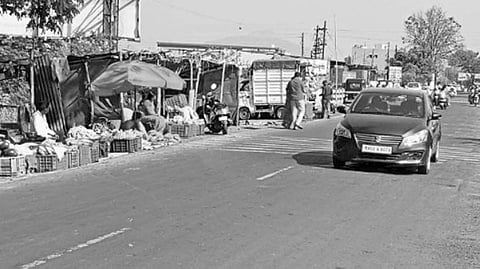 Satara News: मसूर मार्गावर धोकादायक भाजी मंडई