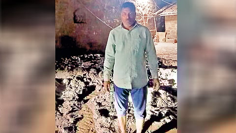 शेतकरी लक्ष्मण पाटील यांनी खोदलेल्या बोअरवेलला इलेक्ट्रिक मोटरशिवाय आपोआप पाणी बाहेर येत आहे.