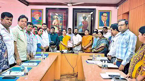 कोल्हापूर : महापालिकेच्या स्थायी समितीचे सभापती विशाल शिराळे यांना अर्थसंकल्प सादर करताना आयुक्त के. मंजुलक्ष्मी. शेजारी प्रतिज्ञा उत्तुरे, प्रवीण केसरकर, इंद्रजित बोंद्रे, पूर्वा राणे, अतिरिक्त आयुक्त रविकांत आडसूळ व इतर.