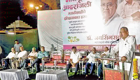 कोल्हापूर : इतिहासकार डॉ. जयसिंगराव पवार यांच्या शोकसभेत बोलताना खासदार शाहू महाराज. सोबत
मान्यवर.