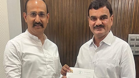 Dhule Unseasonal rain : धुळे तालुक्यातील नुकसानग्रस्त शेतकर्यांना वार्यावर सोडणार नाही : मुख्यमंत्री देवेंद्र फडणवीस