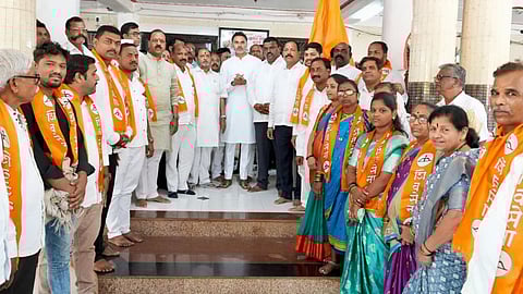 खेड : शिवसेनेत जाहीर प्रवेश करणाऱ्या ठाकरे शिवसेना व राष्ट्रवादी पदाधिकारी व कार्यकर्ते याचे स्वागत करताना ग्रहराजमंत्री ना. योगेश कदम सोबत शिवसेना नेते रामदास कदम. (छाया : अनुज जोशी)