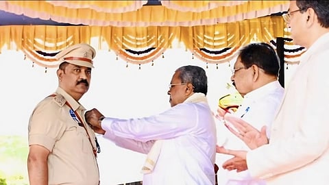 बंगळूर : डीएसपी संतोष सत्यनायक यांना मुख्यमंत्री पदकाने गौरविताना मुख्यमंत्री सिद्धरामय्या शेजारी गृहमंत्री जी.परमेश्वर व इतर