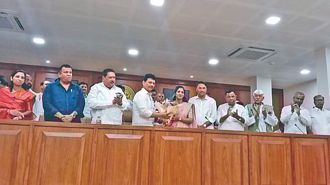 कोल्हापूर ः जिल्हा परिषदेच्या बांधकाम व आरोग्य सभापती सरिता नांदेकर यांच्या कार्यालय प्रवेशाच्या कार्यक्रमप्रसंगी सत्कार करताना पालकमंत्री प्रकाश आबिटकर, शीतल यादव, समीत कदम, संजय मंडलिक, अशोकराव माने आदी.