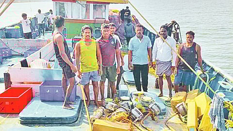 गोवा राज्यातील एलईडी सिंधुदुर्गात नौका ताब्यात
