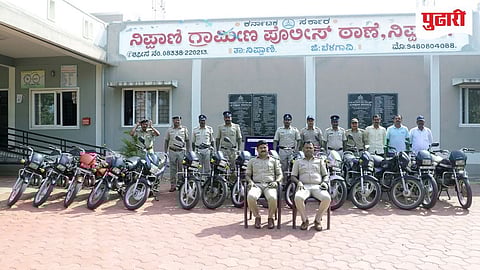 जप्त केलेल्या दुचाकींसमवेत सीपीआय बी. एस. तळवार शेजारी उपनिरीक्षक शिवराज नाईकवाडी व तपास पथकातील पोलीस कर्मचारी.