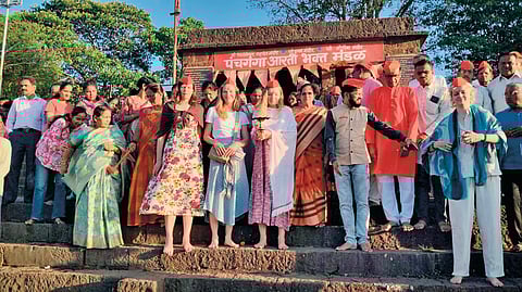 कोल्हापूर : पंचगंगा घाटावर रविवारी पंचगंगेची आरती पोलंड वासियांच्या हस्ते करण्यात आली.