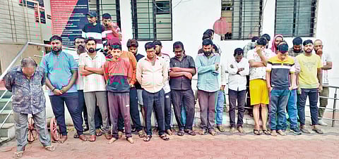 इचलकरंजी : गावभाग पोलिसांनी जुगार खेळताना पकडलेले संशयित.