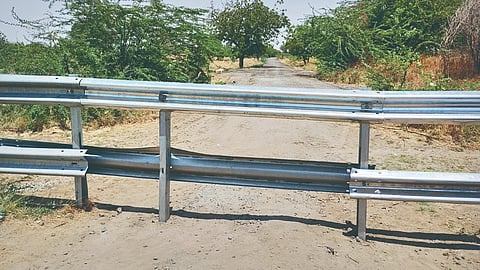 Solapur news: कोट्यवधींचा तयार झालेला रस्ता केला बंद