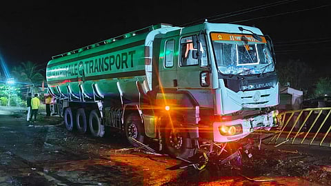 Beed accident | साळेगावात डिझेल वाहतुकीचा टँकर दुभाजकाला धडकला