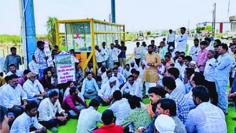 किनगावात टोलनाका विरोधात नागरिकांचे आंदोलन