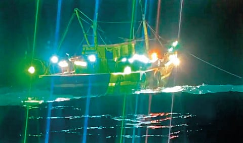 Ratnagiri News : मिरकरवाडा समुद्रात एलईडी मासेमारी नौका पकडली!