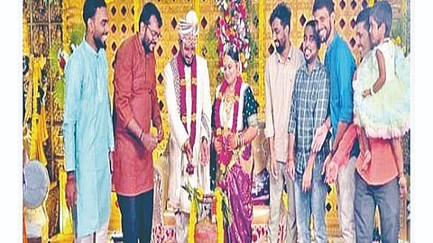 Gas cylinder gift: नवदांपत्यास चक्क गॅस सिलिंडर भेट