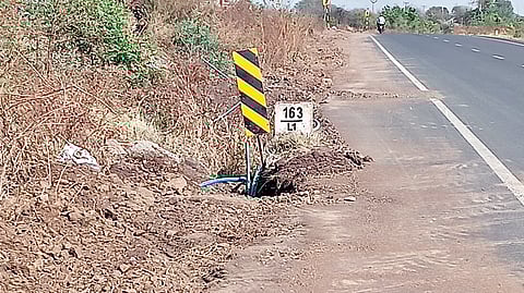 Karmala news: केबल खोदाईचे काम सुरूच!