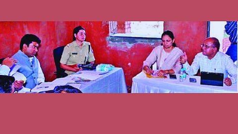 जिल्हाधिकाऱ्यांनी घेतला घृष्णेश्वरांच्या विकास कामांचा आढावा