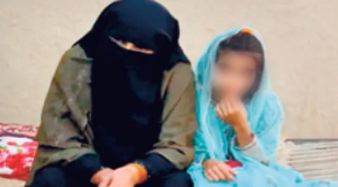 कराची : 10 वर्षांची आसमा (बदललेले नाव) एचआयव्ही पॉझिटिव्ह आहे, तर तिच्या आईचा अहवाल निगेटिव्ह आला आहे.