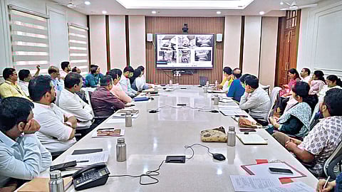 कोल्हापूर : जिल्हाधिकारी डॉ. विजय राठोड यांनी बुधवारी तीर्थक्षेत्र विकास आराखड्याबाबत ऑनलाईन बैठक घेतली. यावेळी जिल्हाधिकारी कार्यालयात संबंधित सर्व अधिकारी उपस्थित होते.