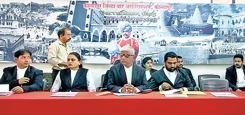 कोल्हापूर : लक्ष्मीपुरी आणि स्थानिक गुन्हे अन्वेषण शाखेतील पोलिसांनी वकील तौसिफ शेख यांना केलेल्या मारहाणीचा कोल्हापूर जिल्हा बार असोसिएशनच्या बैठकीत शुक्रवारी निषेध केला.