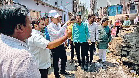 Solapur News: रस्त्यांवर बेकायदा व्यापार करणाऱ्यांवर कारवाई